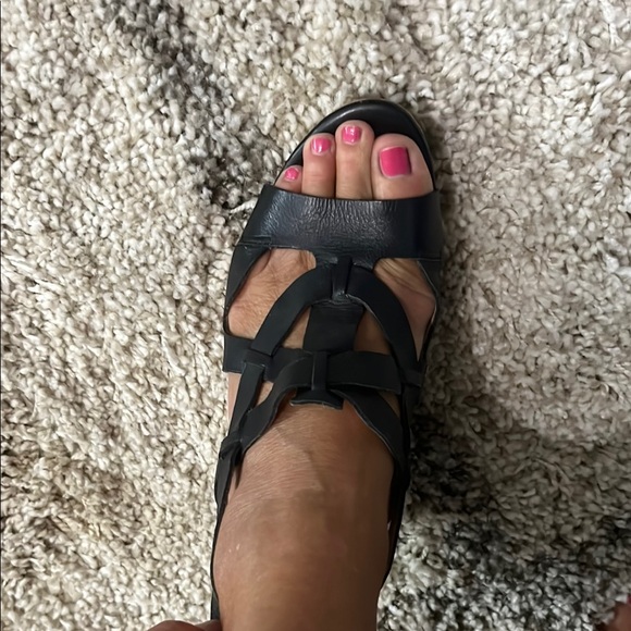 Guess Black Sandals with Bow Detail - Picture 1 of 5